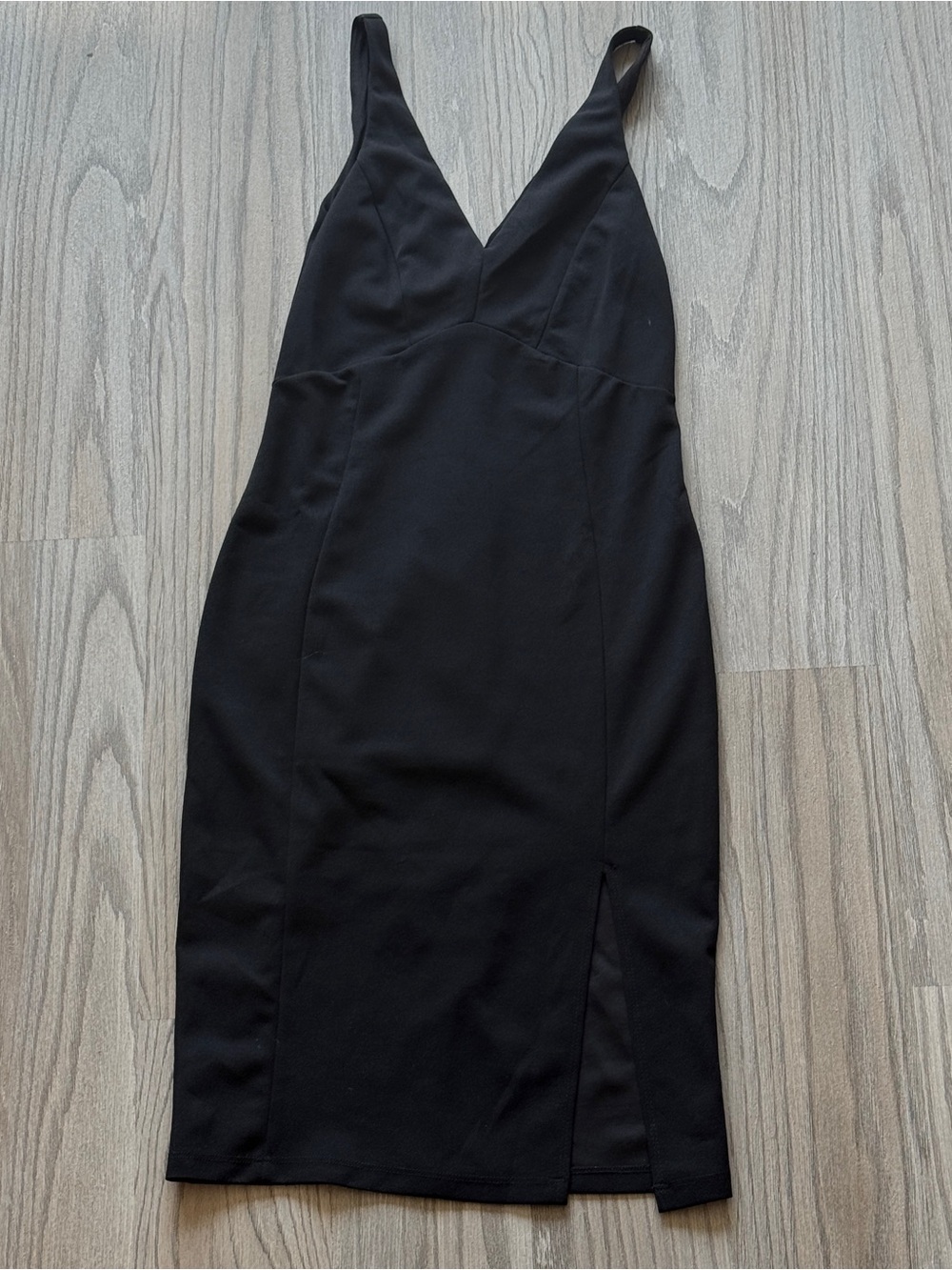 Lulu's “Iconic Moment” Black V-Neck Sleeveless Midi Dress Size M
